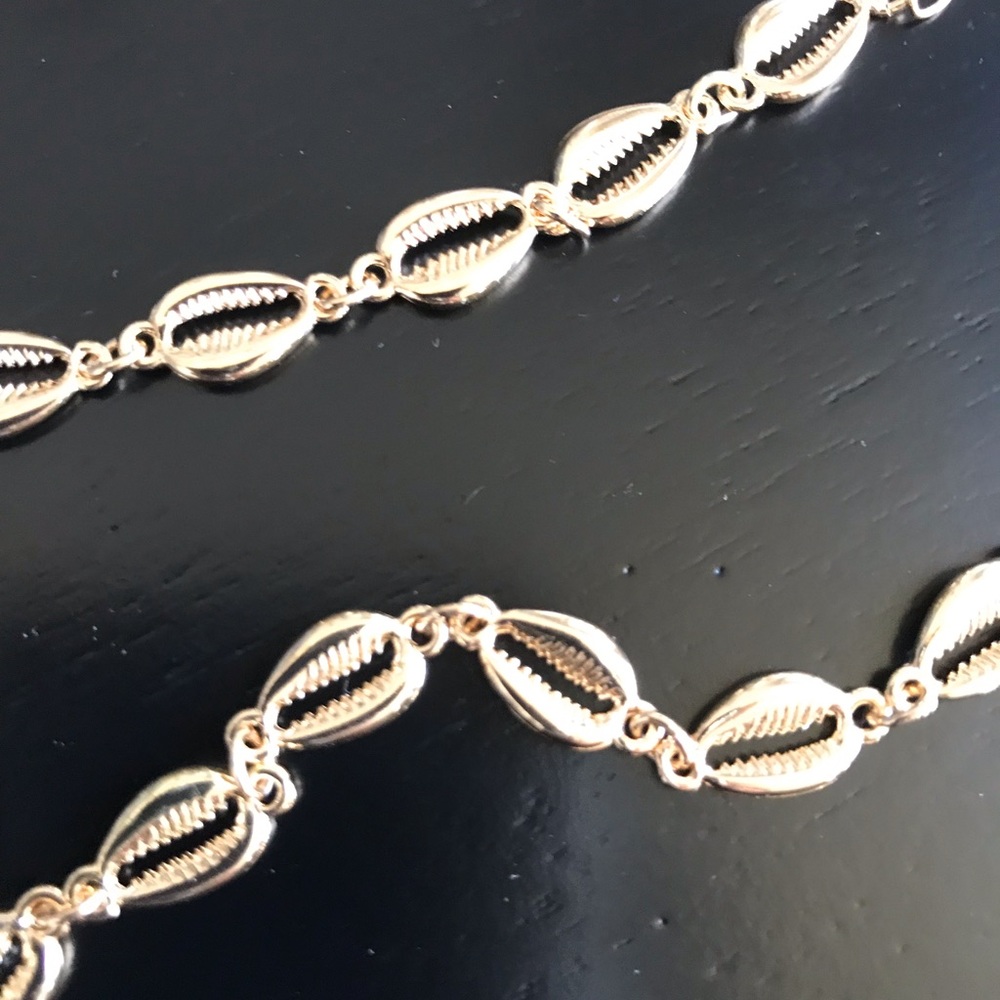 PUKA SHELL CHOKER IN GOLD TONE